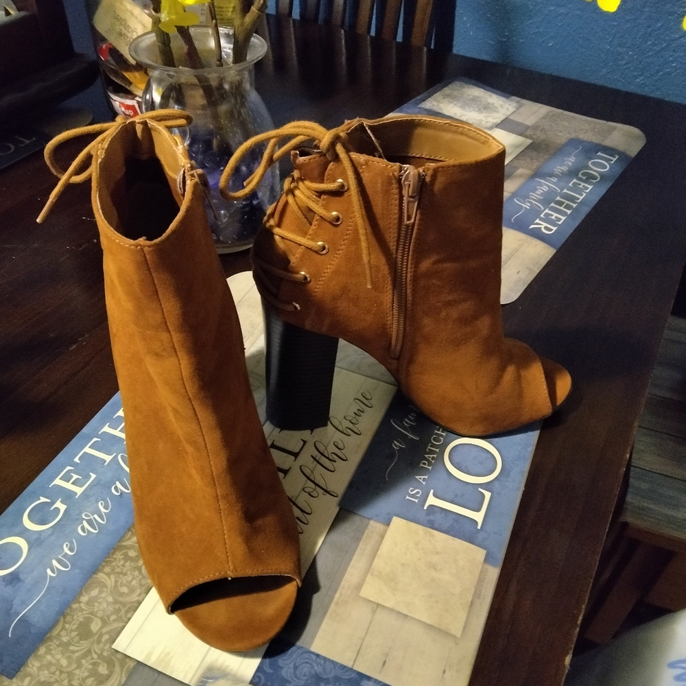 BAMBOO Tan Faux Suede Peep Toe Back Lace Side Zip 4" Heels Ankle Boots Size 9